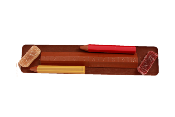 trousse chocolat noir 70% Madagascar, règle chocolat au lait 40% côte d'ivoire, crayon fourrés praliné et gomme en pâte de fruits