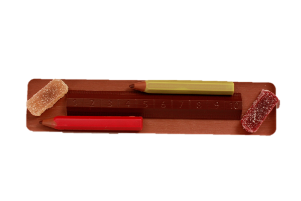 trousse chocolat au lait 40% côte d'ivoire, règle chocolat noir 70% Madagascar, crayon fourrés praliné et gomme en pâte de fruits