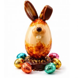 œuf décoré chocolat blanc garni de 6 petits œufs fourrés praliné T2