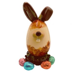 œuf décoré chocolat blanc +  4 petits œufs fourrés praliné  T1