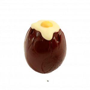 œuf à la coque guimauve et gelée de framboise enrobé de chocolat noir 70% Madagascar