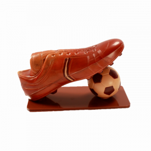 chaussure de foot chocolat au lait 40% Côte d'Ivoire + ballon garni de noisettes caramélisées enrobées de chocolat lait 40% Côte d'ivoire ou noir 70% Madagascar
