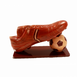 chaussure de foot chocolat noir 70% Madagascar + ballon garni de noisettes caramélisées enrobées de chocolat lait 40% Côte d'ivoire ou noir 70% Madagascar
